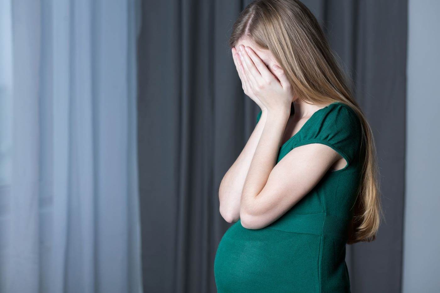 Расстроенная беременная женщина