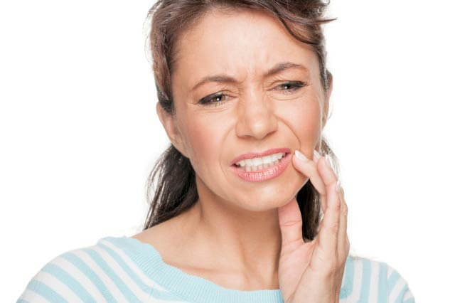 Женщина с болью в зубах