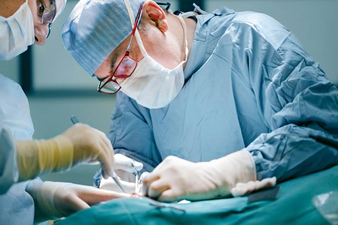 Хирург проводит операцию