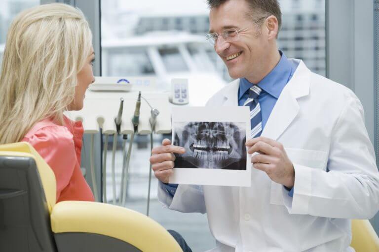 Доктор показывает пациенту его рентген