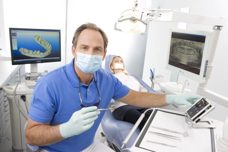 Стоматолог работает с пациентом